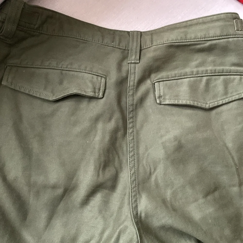 Aritzia TNA Women’s Supply Cargo Pant Size 4 Olive Green spotless new condition